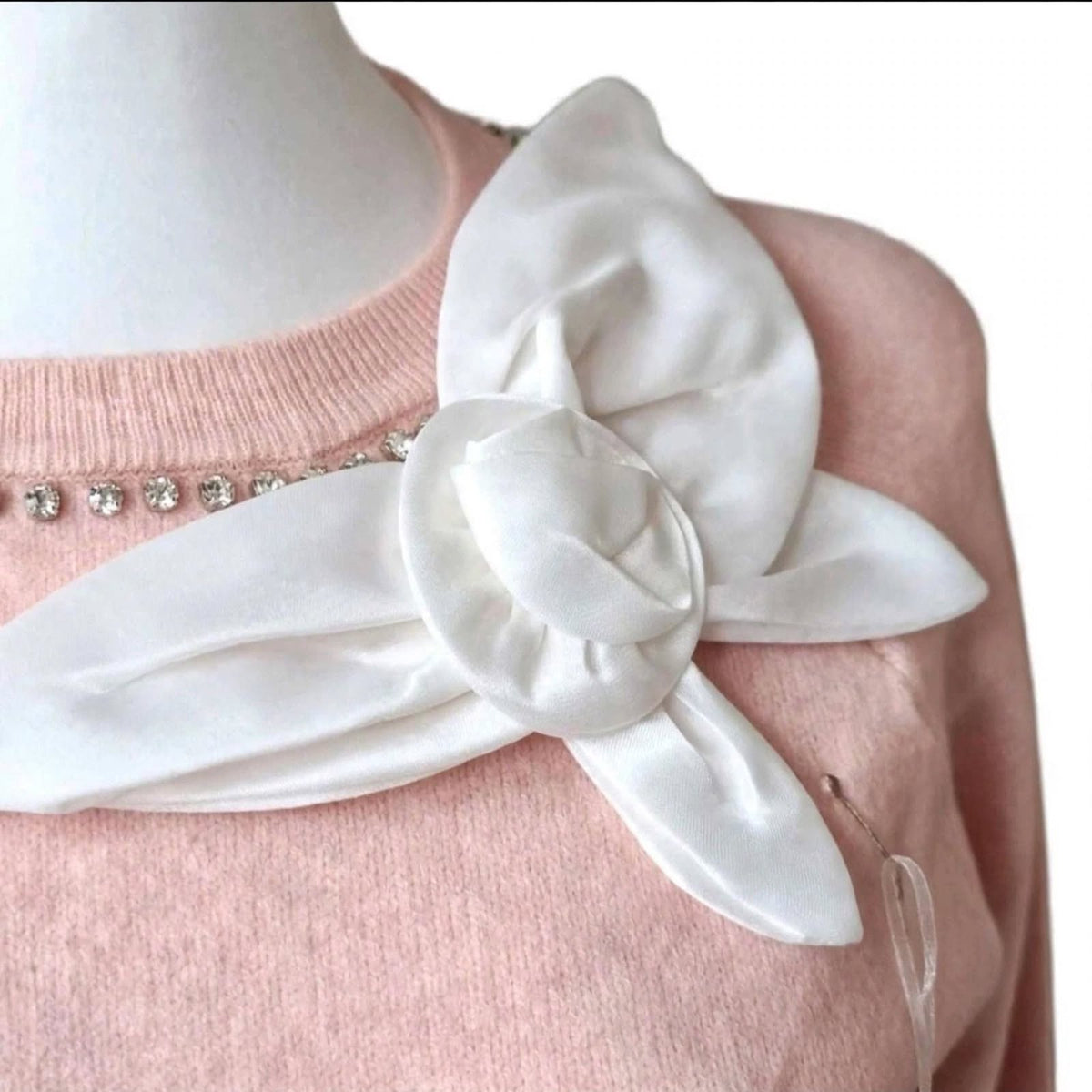 Trui met broche en kristallen - detail broche