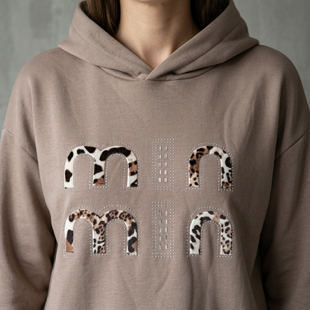 Zbliżenie bluza kaptur leopard aplikacja beige Ella Fashion