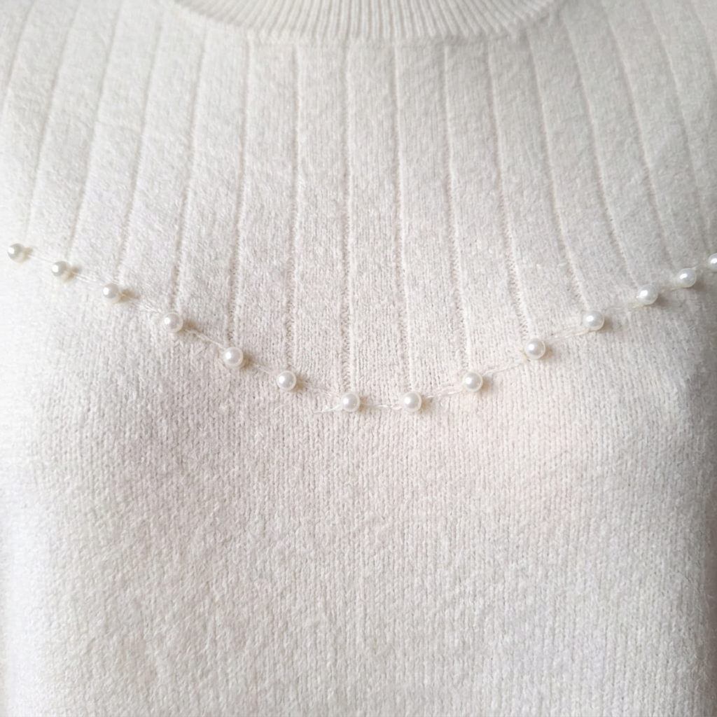 Trui met pareltjes - detail pareltjes op yoke